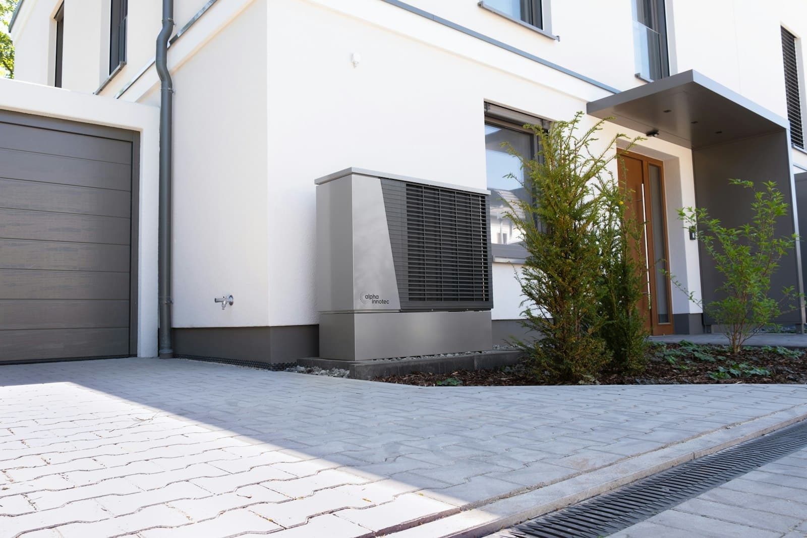 Pompe à chaleur devant une maison