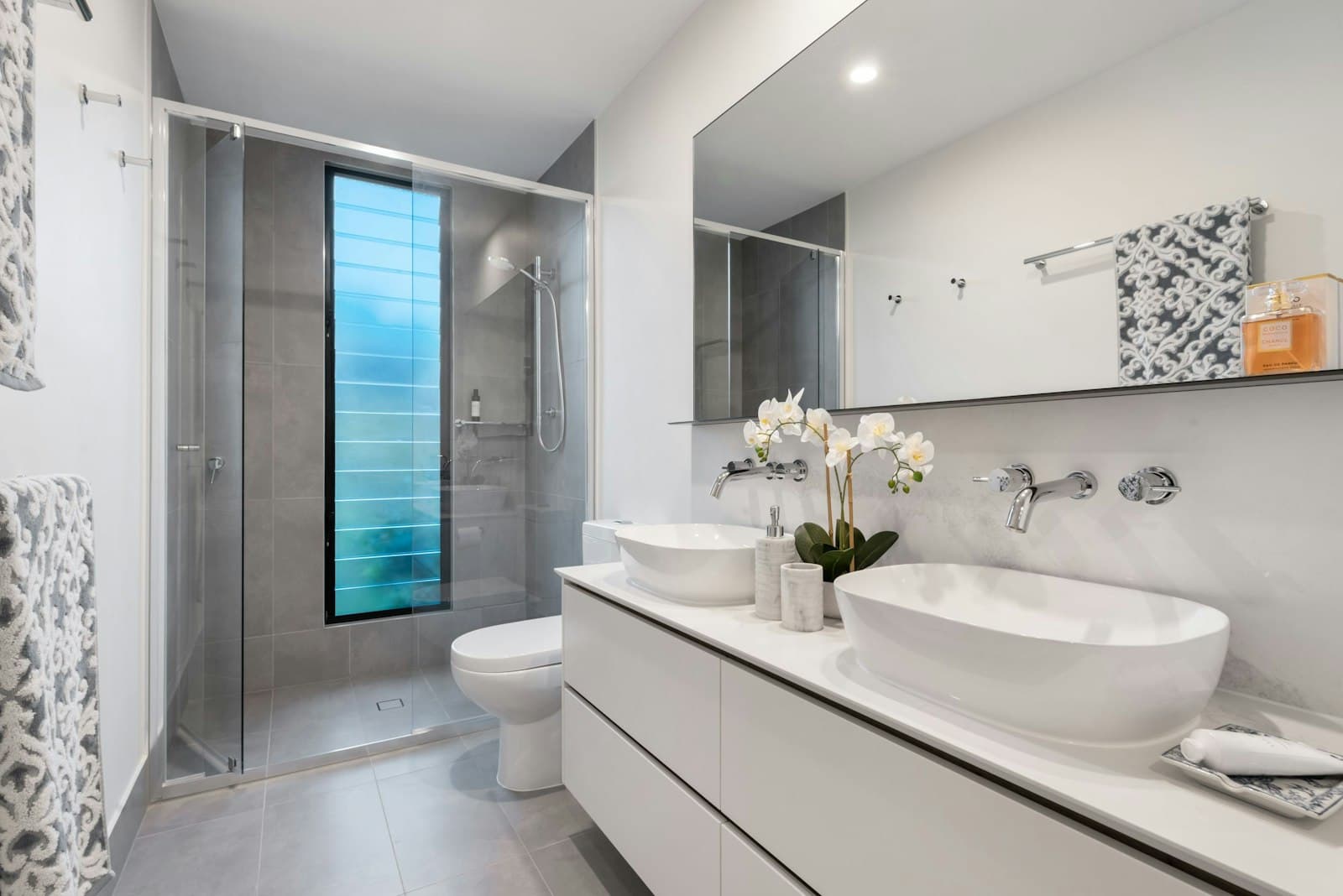 Salle de bain avec vasque et douche